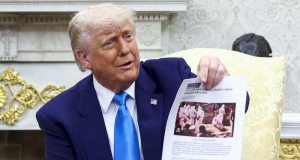 Donald Trump segurando imagem do Congo afirmando que se trata de ação na África do Sul, falando, sem olhar para a câmera