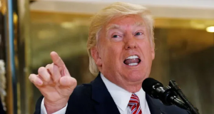 Donald Trump gritando e apontando com cara de raiva