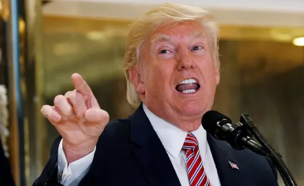 Donald Trump gritando e apontando com cara de raiva