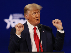 O presidente Donald Trump fazendo careta e gesticulando com deboche