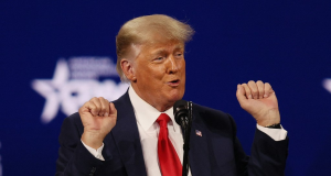 O presidente Donald Trump fazendo careta e gesticulando com deboche
