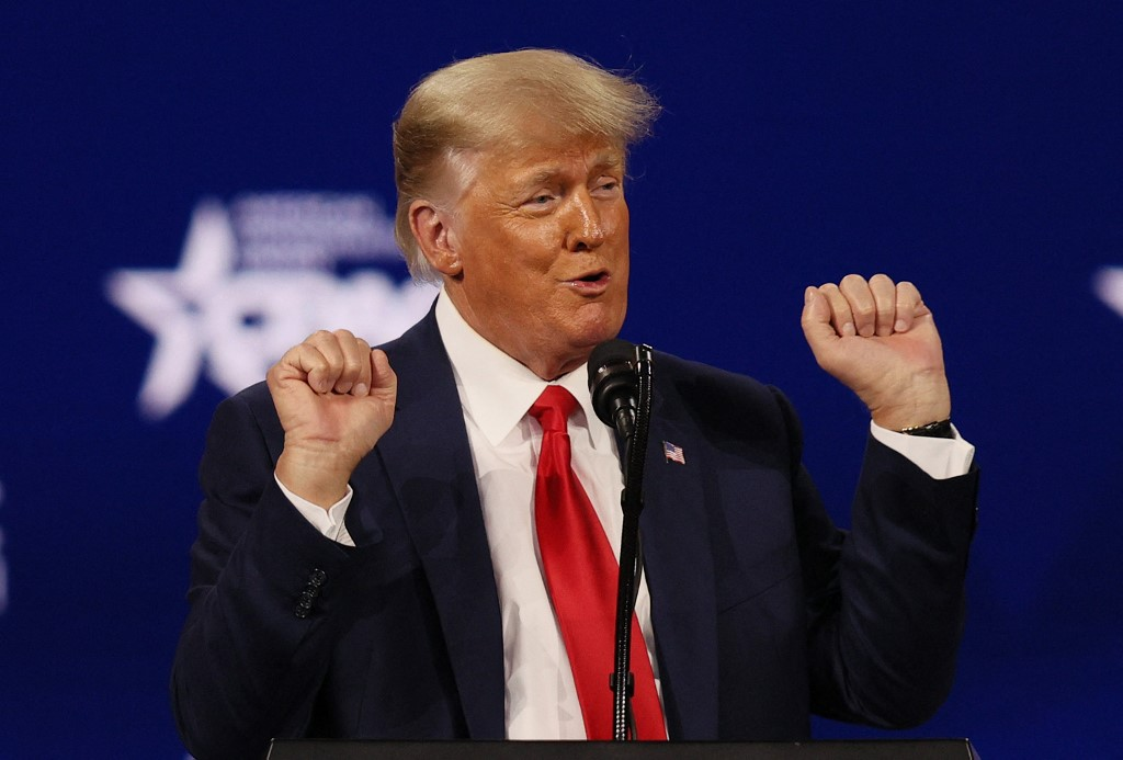 O presidente Donald Trump fazendo careta e gesticulando com deboche