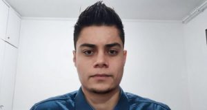 vereador Israel Russo (União) olhando sério para a câmera, de roupa azul marinho, em close