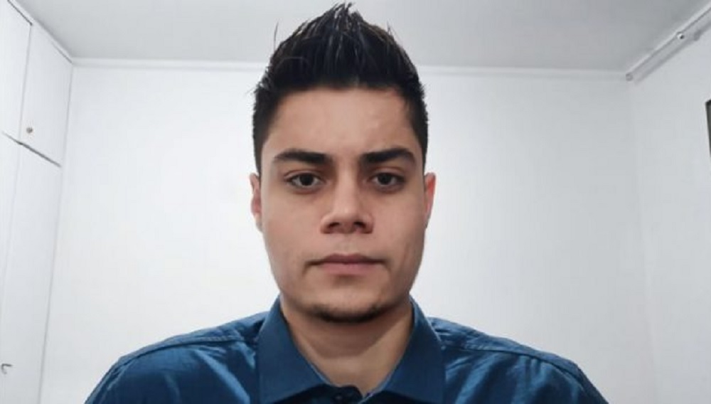vereador Israel Russo (União) olhando sério para a câmera, de roupa azul marinho, em close