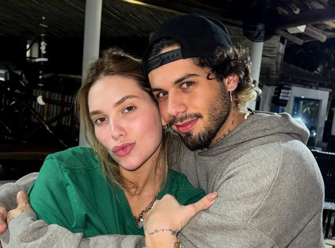 Virginia Fonseca e Zé Felipe abraçados e posando para foto sem sorrir, ele de boné