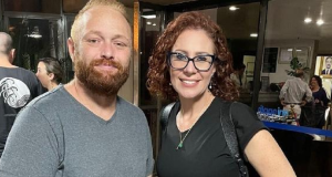 hacker Walter Delgatti e Carla Zambelli sorrindo lado a lado para foto