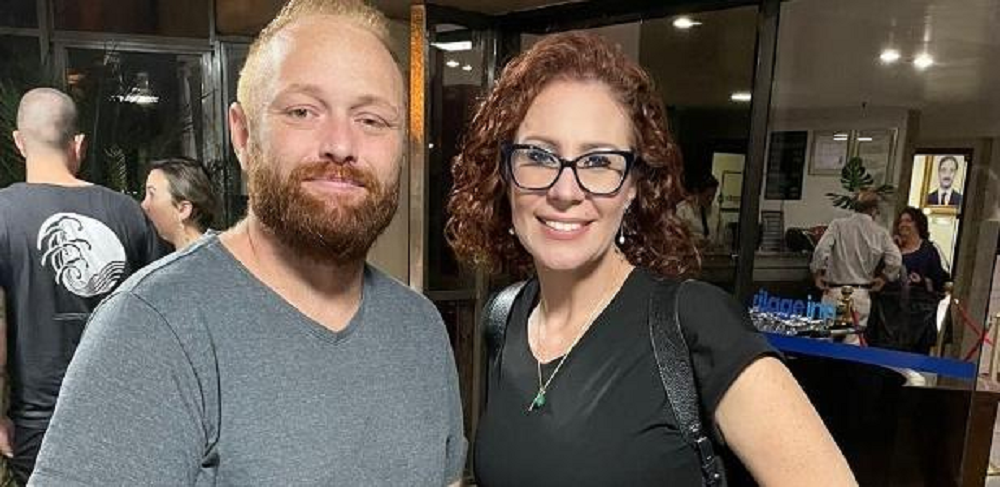hacker Walter Delgatti e Carla Zambelli sorrindo lado a lado para foto