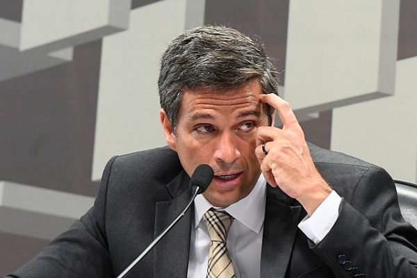 Campos Neto vai pagar R$ 300 mil ao BC por falha cambial no Santander