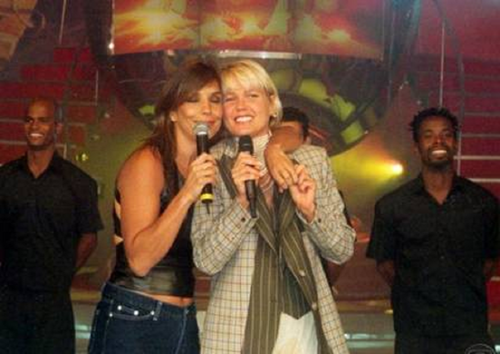 Ivete Sangalo abraçando Xuxa em foto antiga