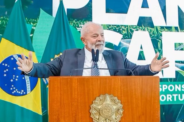 VÍDEO: Lula cita Bolsonaro e relembra grosserias contra Brigitte Macron
