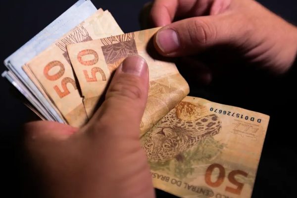 Sakamoto: Brasil vive uma nova tentativa de golpe, agora contra o salário mínimo