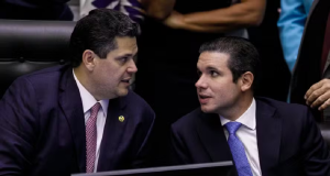 O presidente do Senado, Davi Alcolumbre (União-AP), e o presidente da Câmara, Hugo Motta (Republicanos-PB), conversando