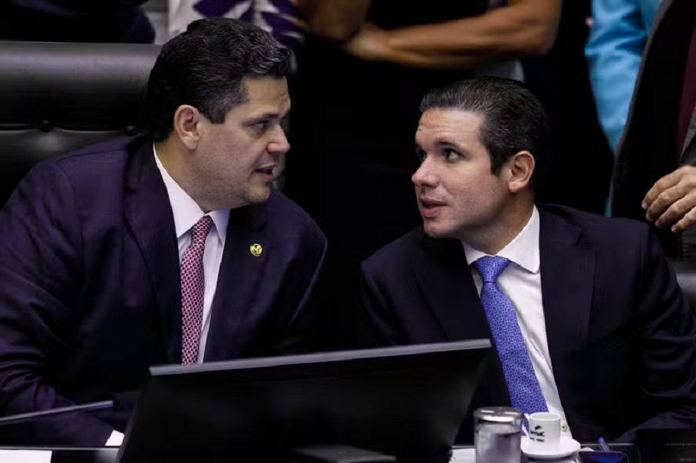 O presidente do Senado, Davi Alcolumbre (União-AP), e o presidente da Câmara, Hugo Motta (Republicanos-PB), conversando