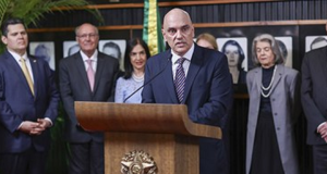 O ministro do Supremo Tribunal Federal (STF), Alexandre de Moraes, discursando, cercado de personalidades