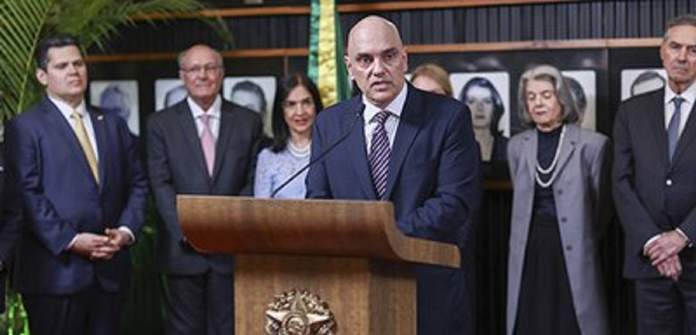 O ministro do Supremo Tribunal Federal (STF), Alexandre de Moraes, discursando, cercado de personalidades
