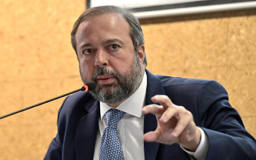 Alexandre Silveira, do Ministério de Minas e Energia, falando e gesticulando, sério