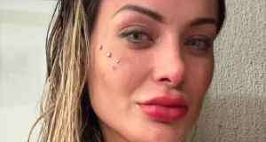 Andressa Urach séria, olhando para a câmera, de cabelo molhado, em close