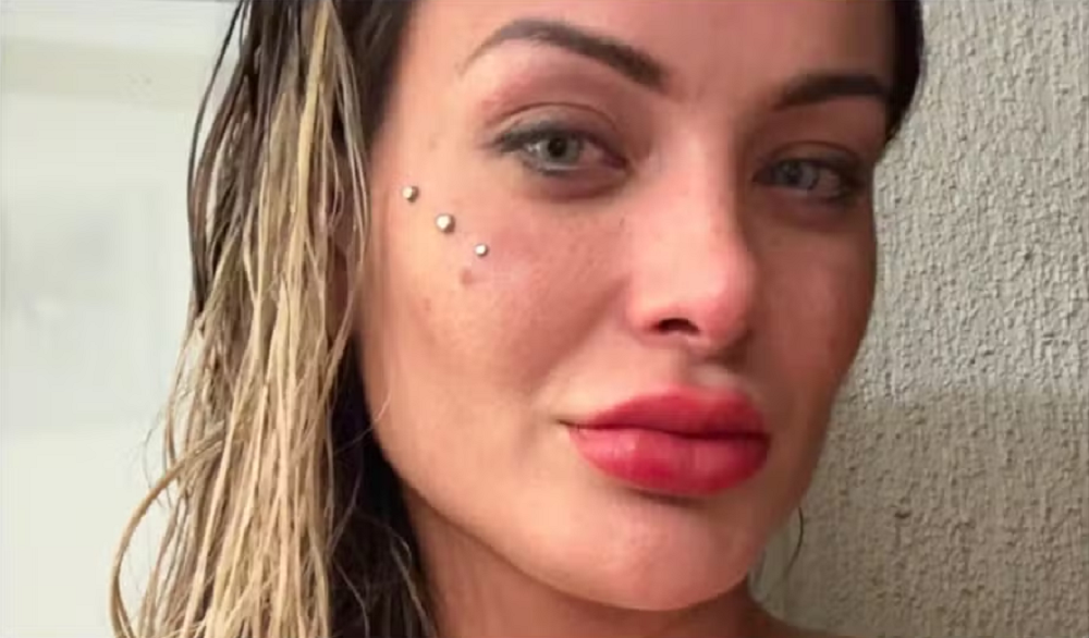 Andressa Urach séria, olhando para a câmera, de cabelo molhado, em close
