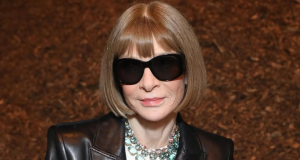 Anna Wintour de óculos escuros, séria