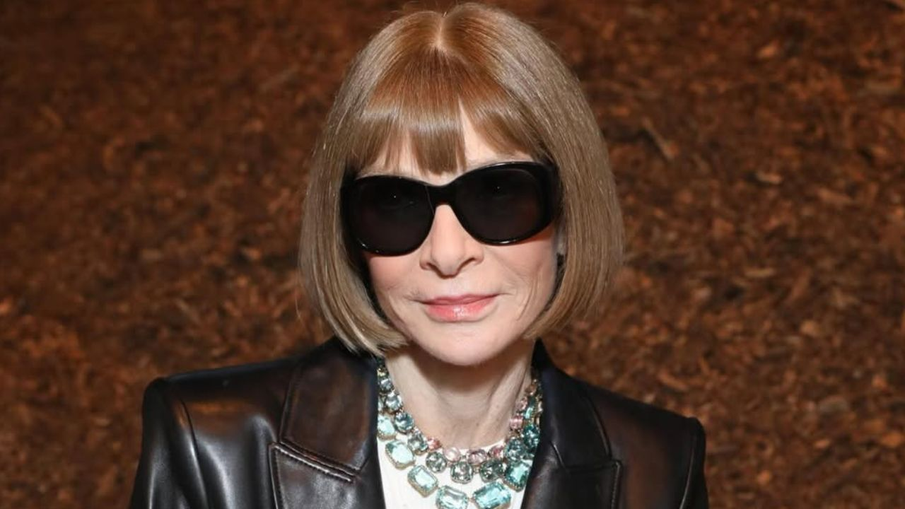 Anna Wintour de óculos escuros, séria