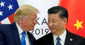 Donald Trump e Xi Jinping se olhando, sérios