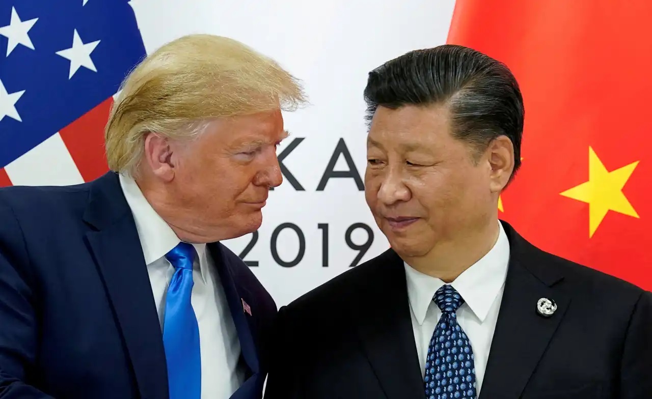 Donald Trump e Xi Jinping se olhando, sérios
