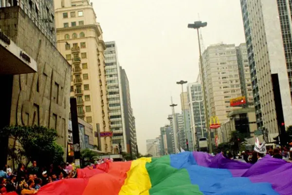 Parada LGBT+ exalta memória e enfrenta etarismo neste domingo em SP