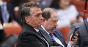 ex-presidente Jair Bolsonaro (PL) de braços cruzados, sentado, sério, de perfil