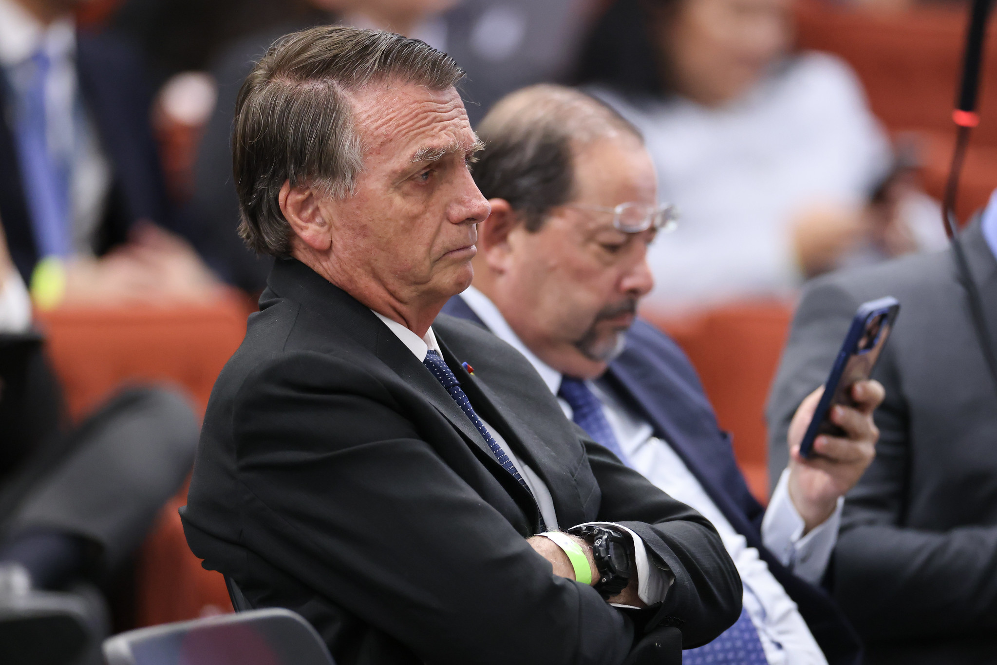 ex-presidente Jair Bolsonaro (PL) de braços cruzados, sentado, sério, de perfil