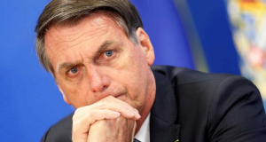 Jair Bolsonaro sério, com expressão pensativa, com rosto apoiado nas mãos