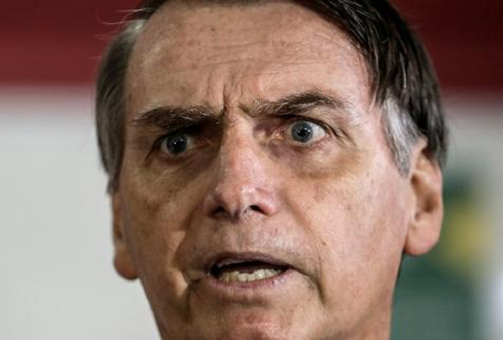 ex-presidente Jair Bolsonaro (PL) em close, com expressão assustada, sem olhar para a câmera