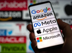 Mão segurando celular com logo de grandes empresas de tecnologia
