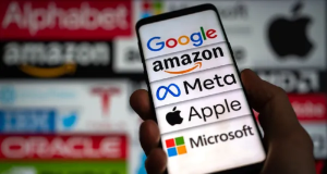 Mão segurando celular com logo de grandes empresas de tecnologia