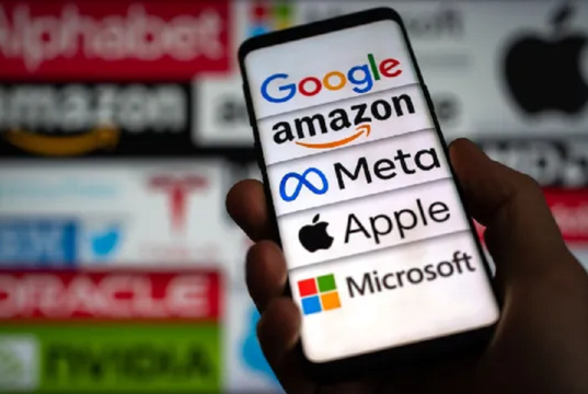 Mão segurando celular com logo de grandes empresas de tecnologia