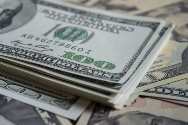 Dólar cai para R$ 5,43, menor valor desde setembro; Ibovespa fecha em alta