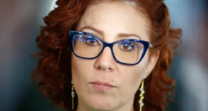 A deputada federal Carla Zambelli (PL-SP) em close, séria, de óculos