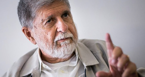 O assessor especial da Presidência da República, Celso Amorim, fazendo L com a mão direita