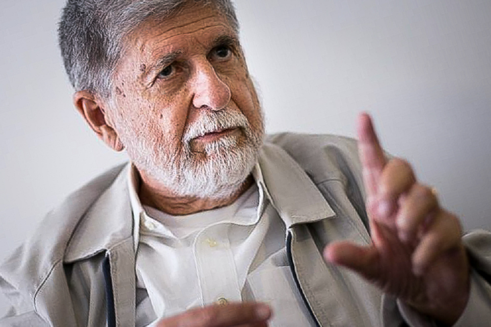 O assessor especial da Presidência da República, Celso Amorim, fazendo L com a mão direita