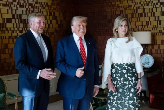 O presidente dos Estados Unidos, Donald Trump, a rainha Máxima Zorreguieta, dos Países Baixos, posando para foto em pé e sorrindo
