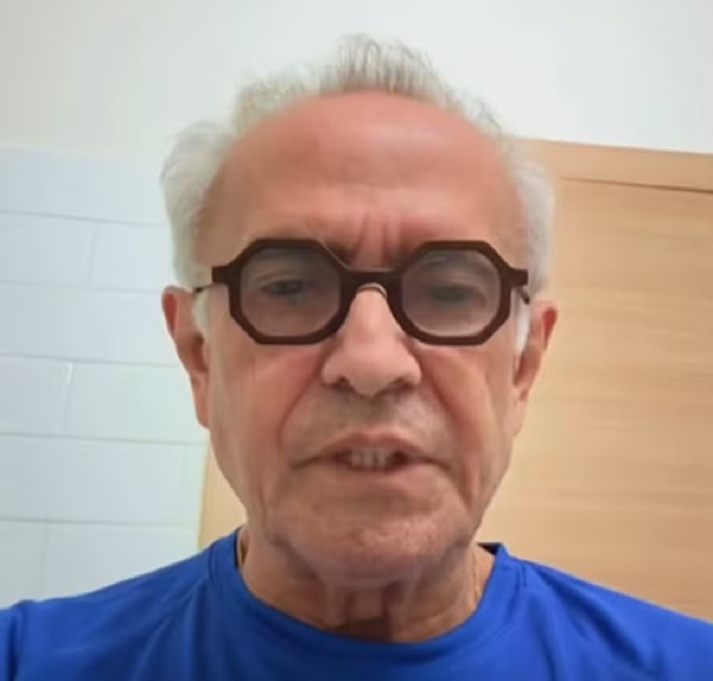 O prefeito de João Pessoa, Cícero Lucena (PP), de camiseta azul e óculos de grau, sério, falando para a câmera