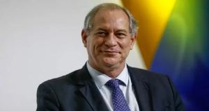 ex-governador do Ceará Ciro Gomes olhando levemente para o lado esquerdo, sorrindo timidamente