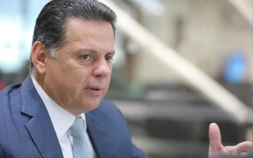 presidente nacional do PSDB, Marconi Perillo, no canto esquerdo de foto, sério, falando, de perfil, sem olhar para a câmera