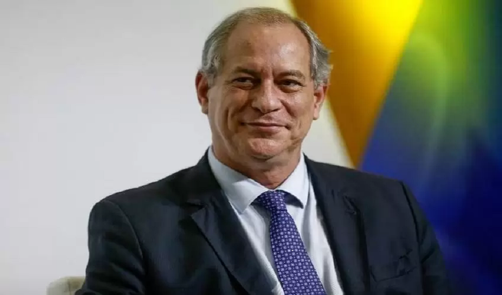 ex-governador do Ceará Ciro Gomes olhando levemente para o lado esquerdo, sorrindo timidamente