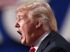 O presidente dos EUA, Donald Trump, de perfil, gritando, em close