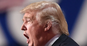 O presidente dos EUA, Donald Trump, de perfil, gritando, em close