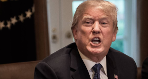 O presidente dos Estados Unidos, Donald Trump, gritando, com raiva
