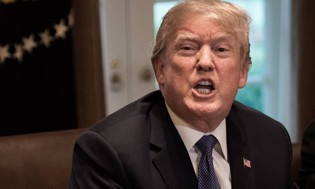 O presidente dos Estados Unidos, Donald Trump, gritando, com raiva