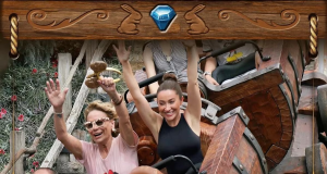Deputado Eduardo Bolsonaro (PL), sua mãe, Rogéria Bolsonaro, e sua esposa, Heloísa Bolsonaro, na Disney, em montanha-russa, todos sorrindo