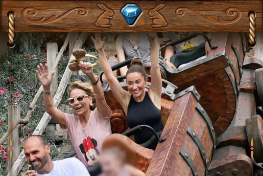 Deputado Eduardo Bolsonaro (PL), sua mãe, Rogéria Bolsonaro, e sua esposa, Heloísa Bolsonaro, na Disney, em montanha-russa, todos sorrindo
