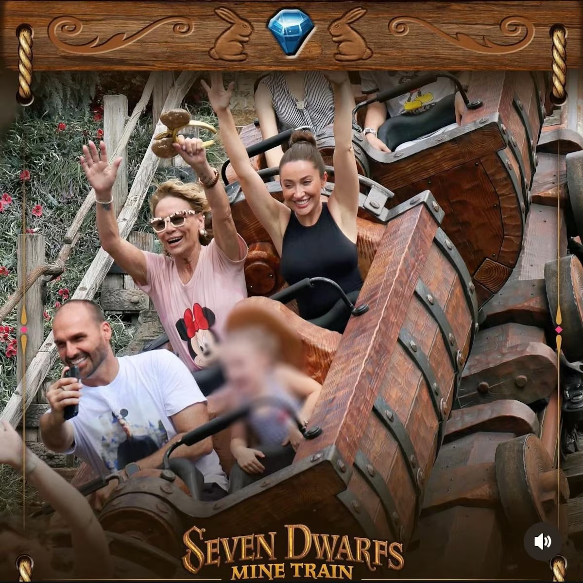 Deputado Eduardo Bolsonaro (PL), sua mãe, Rogéria Bolsonaro, e sua esposa, Heloísa Bolsonaro, na Disney, em montanha-russa, todos sorrindo